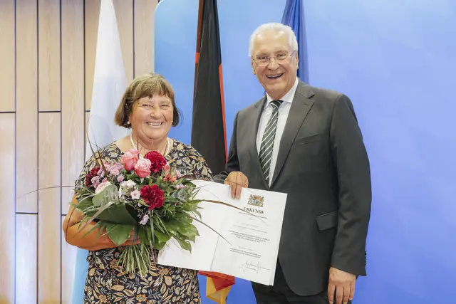 Renate Ringler erhielt die Dankurkunde aus den Händen von Innenminister Joachim Herrmann. | Foto: Bayerisches Innenministerium / Giulia Iannicelli