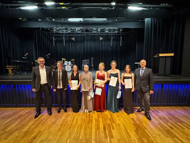 Die Jahrgangsbesten, von links nach rechts: RSD Günter Heid, Maria Meißner, Luisa Meysel, Anida Fidani, Melina Holfelder, Sarah Zöllner, Lea Rupprecht, 1. Elternbeiratsvorsitzender Dietmar Hügen | Foto: Privat