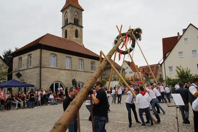 Die Eschenauer Kirchweihburschen stellen den Baum auf dem Marktplatz auf. | Foto: Georg Heck