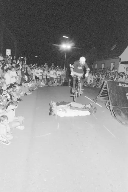 Die BMX-Show mit dem Vize-Weltmeister zog die Zuschauer – die heute 30 Jahre älter sind – in ihren Bann. Die Aufnahmen aus dem wochenblatt-Archiv sind schwarzweiß, weil damals noch analog fotografiert wurde und die Schwarzweißfilme innerhalb weniger Stunden im wochenblatt-eigenen Labor entwickelt werden konnten. | Foto: Uwe Rahner