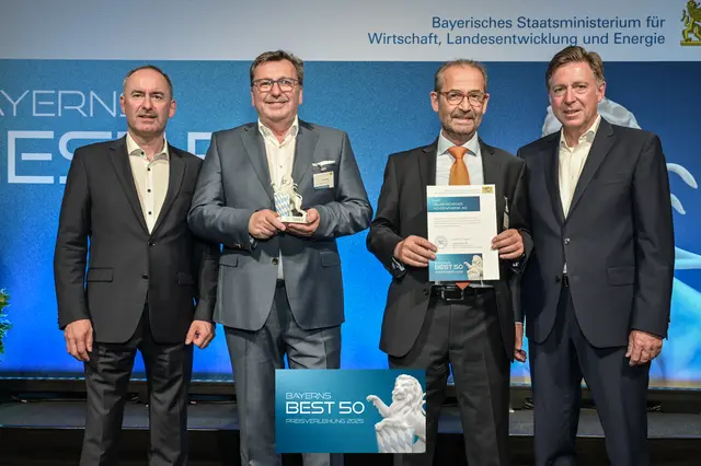 Staatsminister Hubert Aiwanger, Erwin Urban (Vorstand Produktion &amp; Personal der NAF AG), Dr. Norbert Knorren (Vorstand Vertrieb &amp; Finanzen der NAF AG), Prof. Dr. Thomas Edenhofer (Juror Baker Tilly GmbH &amp; Co. KG Wirtschaftsprüfungsgesellschaft, v.l.n.r.). | Foto: Studio SX.Heuser