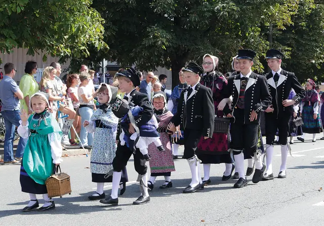 Alle fünf Jahre richtet der Musik- und Trachtenverein Igensdorf das Marktfest aus. Weil 2020 pausiert wurde, muss man bis 2015 zurückblicken auf das letzte riesige Trachtler-Treffen in Igensdorf – hier mit den „Hummelbauern” aus Mistelgau. | Foto: Uwe Rahner