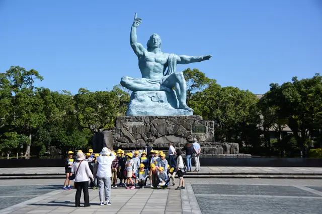 Nagasaki, Friedenspark: Friedensdenkmal "Mensch, bedenke ..." | Foto: Dr. Manfred Schildknecht
