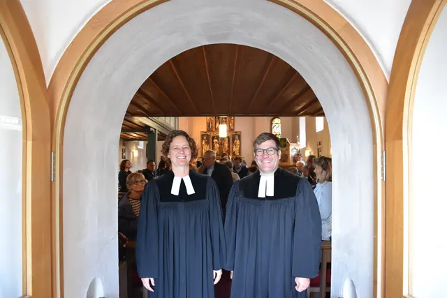 Pfarrerin Stefanie Grasruck und Pfarrer Leonhard Hewelt im Portal der gut besuchten Kirche St. Anna in Forth. | Foto: Dr. Martina Switalski