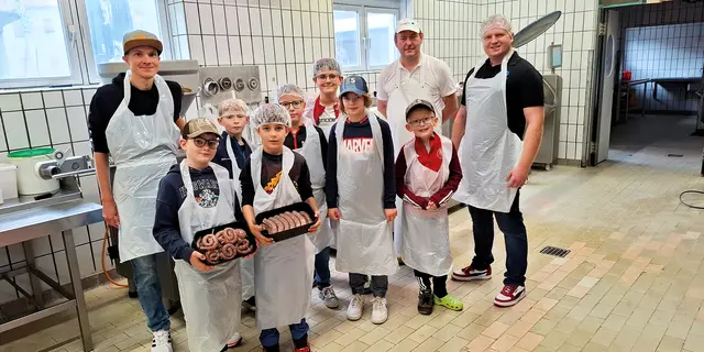 Der interessierte Kalchreuther Nachwuchs präsentiert seine Fleischkreationen, die im Rahmen des Metzgereibesuchs eigenhändig hergestellt wurden. | Foto: Privat