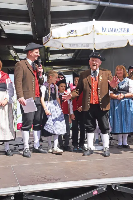 Altbürgermeister Erwin Zeiß war vor 45 Jahren Gründer des Musik- und Trachtenvereins, Sebastian Höhn (links) steht dem Verein mit Blasorchester, Volkstanzgruppe, Kinder- und Jugendtanzgruppe, Trachtengruppe und Theatergruppe heute vor. | Foto: Sabine Büssert