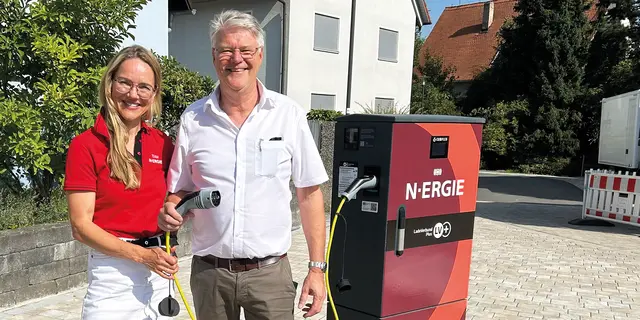 Otto Klaußner, Erster Bürgermeister der Gemeinde Kalchreuth, hat gemeinsam mit Sonja Olbrich, Betreuerin für kommunale Kunden bei der N-ERGIE Aktiengesellschaft, die Ladestation offiziell in Betrieb genommen. | Foto: Privat