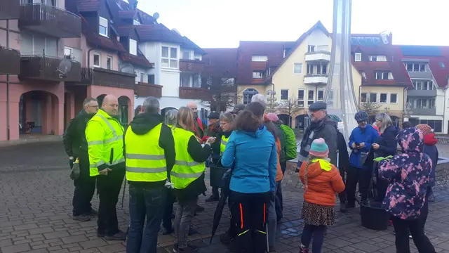 UmWeltEck hatte tatkräftige Unterstützung durch die Geocaching-Gruppe. | Foto: Frieda Meier