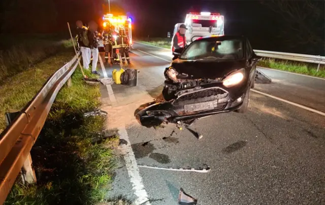 Das Auto wurde bei dem Unfall auf der B2 bei Lindenhof total beschädigt. | Foto: Feuerwehr Forth