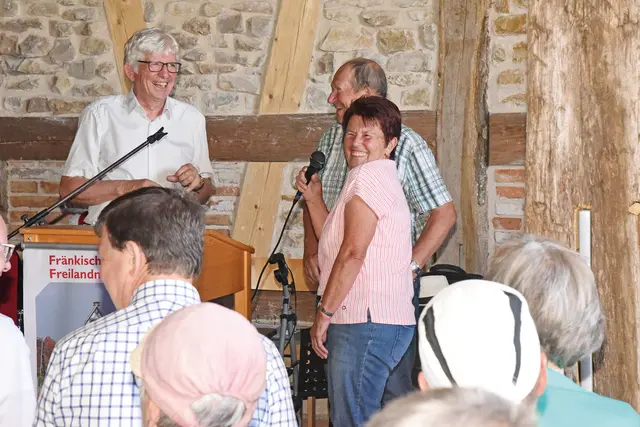 Erika und Reinhold Schmidt (rechts) freuten sich im Gespräch mit Museumsleiter Dr. Herbert May über den Erhalt ihrer ehemaligen Scheune. | Foto: Sabine Büssert
