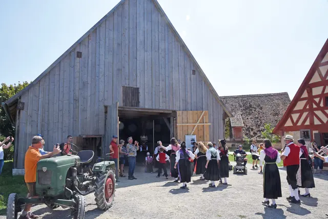 Der Festzug mit Musik und Tracht aus Igensdorf führte über das Museumsgelände zum neuen Platz der Scheune neben „ihrem” Wohnhaus. | Foto: Sabine Büssert