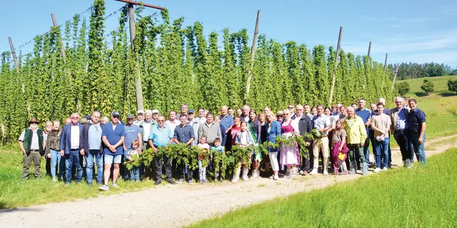 Großen Anklang fand auch heuer die traditionelle Hopfenfahrt im Hersbrucker Gebirge. Markus Eckert (re.) präsentierte nicht nur seine Hopfengärten sondern informierte über sein modernes Erntezentrum mit eigener Bio-Hopfenverarbeitung und Lagerung im Kühlhaus.  | Foto:  Lorenz Märtl