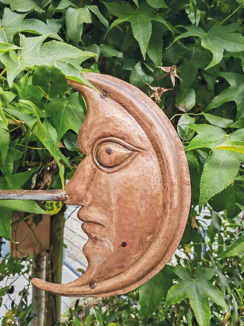 Auch die rechte Seite des Turmuhr-Zeigers, der Mond, leuchtet in neuem Glanz. | Foto: Jörg Seitz