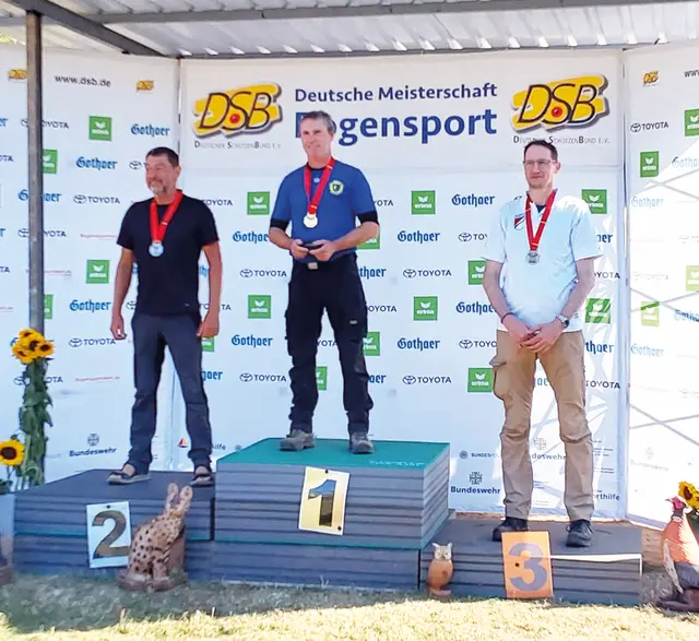 Der Deutsche Meister im „WA Bogen 3D“ Werner Noe (Mitte) auf dem Siegerpodest | Foto: Privat