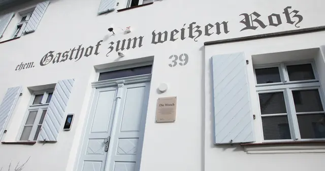 Auf Vorschlag der Kulturfreunde haben die Eigentümer auf dem sanierten Haus den markanten historischen Schriftzug aufgebracht. Neben dem Eingang erklärt ein Schild den alten Hausnamen. | Foto: Uwe Rahner