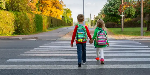 Bitte achten Sie auf Schulkinder im Straßenverkehr.
(Symbolbild. Mit Hilfe von KI erstellt und von wochenblatt-Redaktion ergänzt.) | Foto: wochenblatt-Redaktion