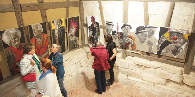 Vor den Zeichnungen von NN-Kunstpreisträger (2024) Bruno Maria Bradt. | Foto: Uwe Rahner