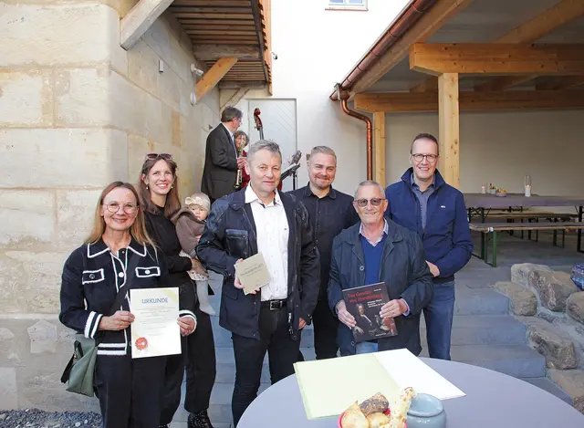 Familie Dellermann mit Bürgermeister Jan König und dem Kulturfreunde-Vorsitzenden Eberhard Brunel-Geuder (von rechts). | Foto: Uwe Rahner