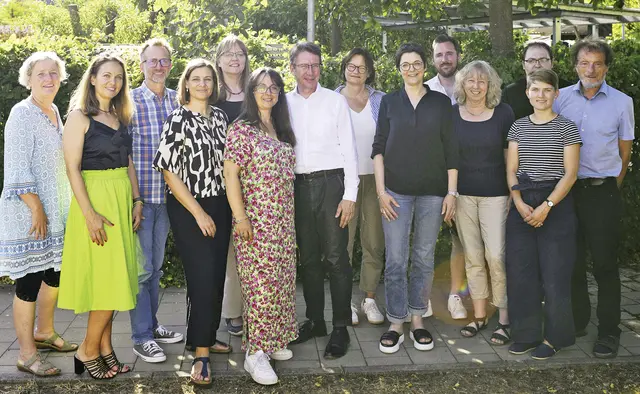 Erfahrung und Vielfalt für 2026: Kerstin Auer, Adriana Steege, Andreas Popp, Friederike Schenk, Dr. Silke Kreitz, Patrizia Siontas, Landratskandidat Manfred Bachmayer, Simone Kremer-Damm, Dr. Monika Tremel, Cameron Pauly, Lydia Göbel, Pauline Port, Alexander Schwemmer und Wolfgang Hirschmann (v.l.n.r.)
| Foto: Privat