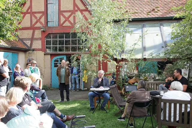 Lyrik im Garten: Zeitweise war kein freier Platz mehr zu finden. | Foto: Uwe Rahner