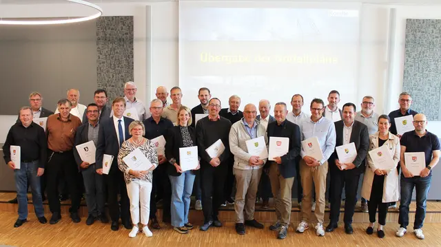 Die Bürgermeister des Landkreises mit den Sonderschutzplänen | Foto: Landratsamt Forchheim