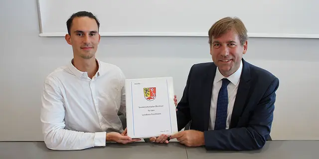 Übergabe des Sonderschutzplanes für den Landkreis Forchheim durch Peter Wittmann von der Fa. KomRe AG an Landrat Dr. Hermann Ulm | Foto: Landratsamt Forchheim