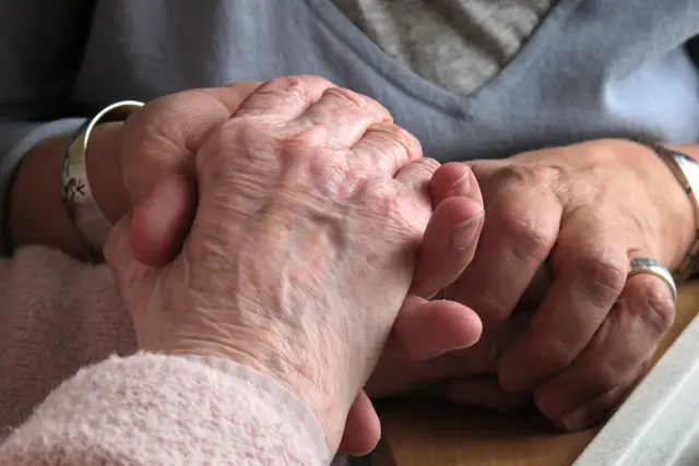 HÄNDE schenken LIEBE, VERTRAUEN, SICHERHEIT  | Foto: Dr. Manfred Schildknecht (1945-2025)
