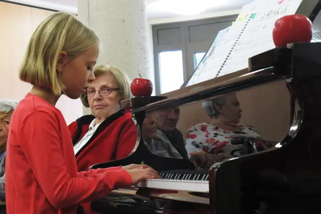 Vorlesestunde im MM-Festsaal mit Liv am Klavier | Foto: Dr. Manfred Schildknecht
