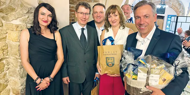 Herzlicher Empfang: Landrat Alexander Tritthart (rechts) nimmt im Rahmen des Besuchs zum 20-jährigen Jubiläum der Landkreispartnerschaft Geschenke der Gastgeber in Tarnowskie Góry (TG) im Beisein von Anna Kubica, Manfred Bachmayer (stellvertretender Landrat ERH), Przemysław Cichon (Vorsitzender des Kreistags TG), Barbara Machura (Geschäftsleiterin TG) und Dariusz Szopa (Landkreisvorstand TG) entgegen. | Foto: LRA ERH