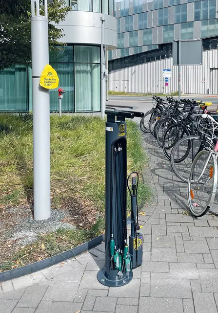 Danke fürs Radfahren in ERH! Am Landratsamt in Erlangen gibt es jetzt für Fahrradfahrer eine Reparaturstation mit Werkzeug für kleinere Reparaturen. | Foto: Ramona Roth