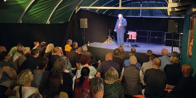 Matthias Egersdörfer stellte im bis auf den letzten Platz ausverkauften Eckentaler JUZ sein neues Programm
„Langsam” vor. | Foto: Andreas Unbehaun