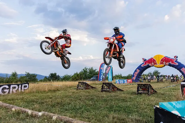 Der Eckentaler Hard-Enduro-Fahrer in der Luft (links) und in einer herausfordernden Sonderprüfung in Rumänien. | Foto: Privat