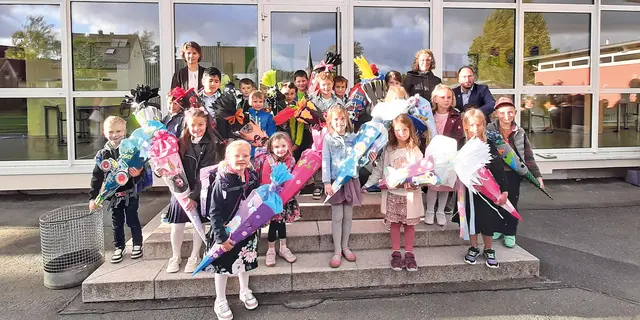 Die Klasse 1d mit ihrer Lehrerin Frau Adelhardt in Kirchröttenbach | Foto: Montenegro
