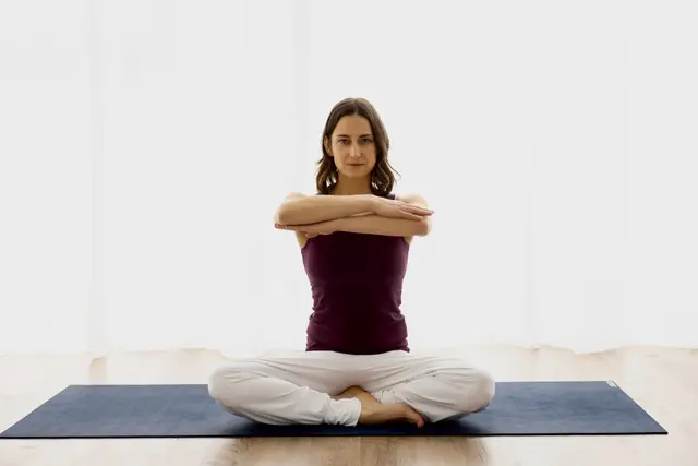 Claudia zeigt ein Mudra, eine spezielle Handstellung aus dem Kundalini-Yoga