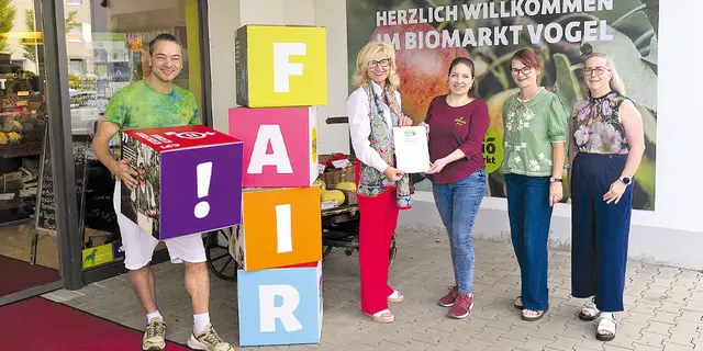 Die Kommune hat ihre Zertifizierung erfolgreich verlängert. Engagement für fairen Handel hat in der Gemeinde schon länger einen hohen Stellenwert. Die Mitglieder der Steuerungsgruppe freuen sich über die erneute Zertifizierung. | Foto: Privat