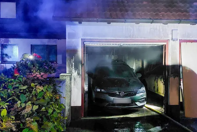 In Kleinsendelbach geriet dieser Opel in einer Garage in Brand. | Foto: Feuerwehr Brand