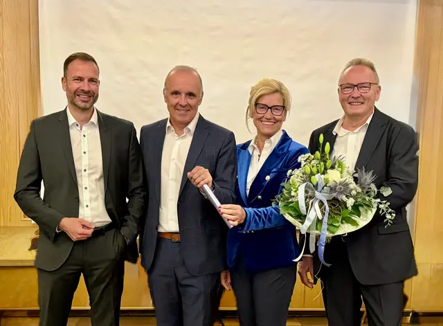 Ilse Dölle würde gerne den Staffelstab an Felix Zosel weiterreichen. UBE-Vorstandsvorsitzender Benjamin Böhm (li.) und Fraktionsvorsitzender Roland Gröll gratulierten zur Nominierung Zosels. | Foto: Privat