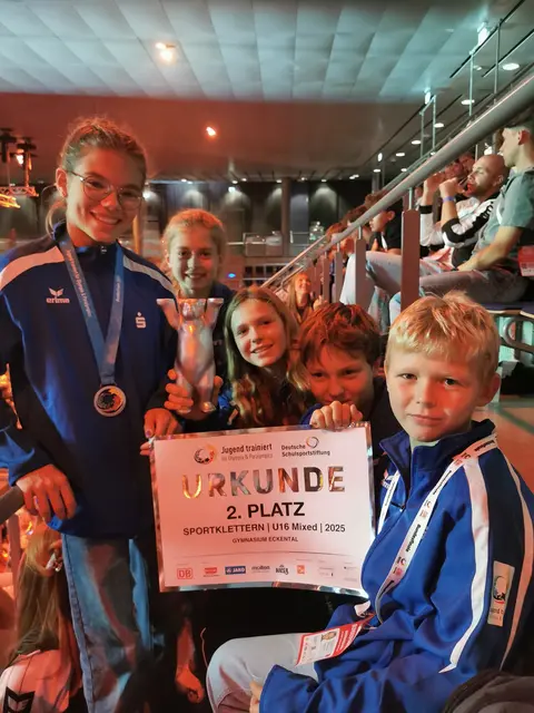 Die Kletterer und Kletterinnen vom GymEck können stolz seine auf ihren 2. Platz bei Jugend trainiert für Olympia im Sportklettern. Und einen Berliner Bär gab es auch noch.