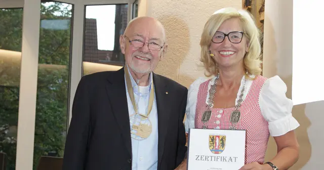 Bernhard Jackel ist der erste Kunstbegeisterte, der dem Markt Eckental eine ganze Sammlung schenkt. Und er ist der zehnte Mensch, dem Bürgermeisterin Ilse Dölle einen „Eckentaler” überreichte – eine Auszeichnung für besondere Anlässe oder Personen. | Foto: Uwe Rahner