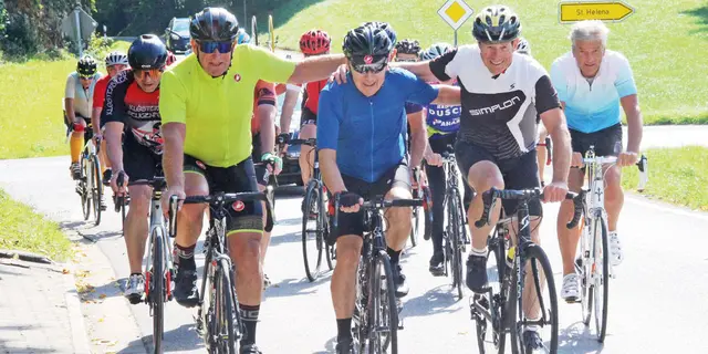 Der Eckentaler Horst Gnas (Mitte) hat für diese Rundfahrt wieder die Gelegenheit genutzt, seine persönliche Trainingsstrecke den nach wie vor fitten Sportkameraden zu präsentieren. | Foto: Udo Schuster