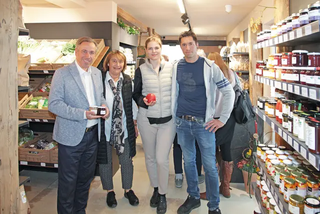 Sascha Klaußner, Jana Klenner und Gabi Klaußner begrüßten zur Eröffnung nicht nur Landrat Alexander Tritthart (von rechts nach links), sondern viele freudig gespannte Kunden.  | Foto: Uwe Rahner