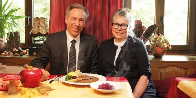 Landrat Alexander Tritthart ließ sich in Eckenhaid das Wildgericht auf der Titelseite servieren und erläutern von Gastgeberin Petra Gebhard. | Foto: Uwe Rahner