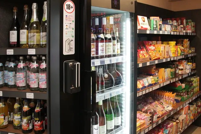 Getränke gibt es flaschenweise, Alkoholhaltiges mit Alterskontrolle. | Foto: Uwe Rahner