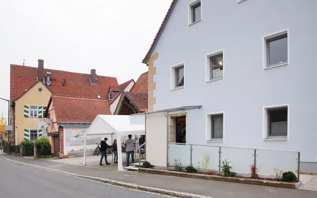 Über eine Rampe (rechts) ist der Zugang barrierefrei. | Foto: Uwe Rahner