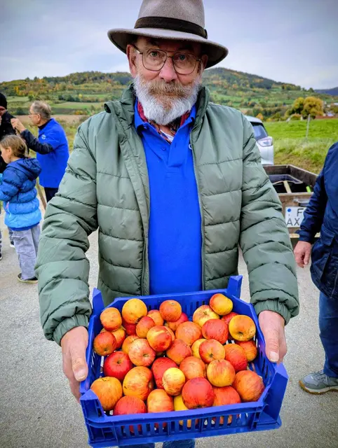 Obstbaufachmann Franz Braun hat eine Kiste Äpfel zur Stärkung mitgebracht. Als kleiner Vorgeschmack, worauf man sich in einigen Jahren freuen darf. | Foto: Monika Finkes