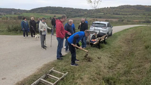 Generationenübergreifende Zusammenarbeit: Manfred Finkes (blaue Jacke) gräbt und Sohn Andreas übernimmt die "Bauleitung"... | Foto: Monika Finkes
