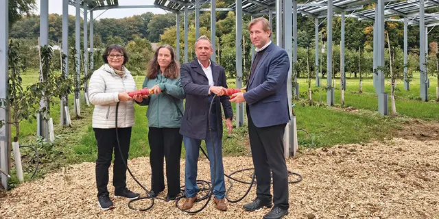 Landrat Dr. Hermann Ulm, Umweltminister Thorsten Glauber, Sabine Bock (Klimafonds der Metropolregion Nürnberg) und Hiltpoltsteins Bürgermeisterin Gisela Schulze-Bauer (von rechts) beim offiziellen „Anstecken“. | Foto: Privat