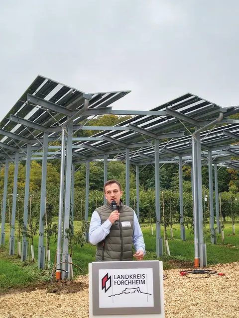 Obstbauingenieur Jonas Maußner erläuterte Versuchsanordnung und Strukturkonzept. | Foto: Privat