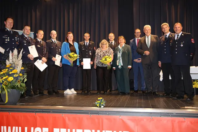 Für 25 Jahre ehrenamtlichen Dienst in der Feuerwehr Heroldsberg wurden geehrt: Markus Leuthel (2. v.l.), Martin Leuthel (3. v.l.), Jörg Kaytzuck (4. v.l.) sowie Alexander Büttner (6. v.l.). Es gratulierten Kreisbrandrat Matthias Rocca (2. v.r.), Innenminister Joachim Hermmann (3. v.r.), Bürgermeister Jan König (4. v.r.) und die stellvertretende Landrätin Gabriele Klaußner (5. v.r.).  | Foto: Andreas Unbehaun