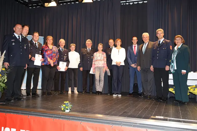 Für 40 Dienstjahre wurde Karl-Heinz Prechtel (3. v.l.) ausgezeichnet. Die Ehrung für 50 Jahre im ehrenamtlichen Feuerwehrdienst erhielten Klaus Loy (5. v.l.), Klaus Macher (7. v.l.) sowie Manfred Richter (6. v.r.). Es gratulierten die stellvertretende Landrätin Gabriele Klaußner, Kreisbrandrat Matthias Rocca, Innenminister Joachim Herrmann und Bürgermeister Jan König (von rechts). | Foto: Andreas Unbehaun